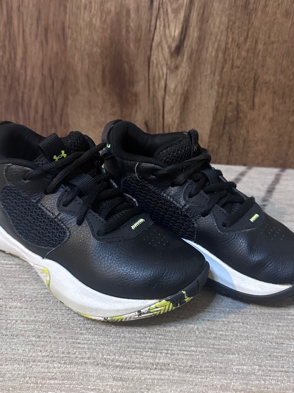 Youth Under Armour Size 12.5 Black Basketball Shoes